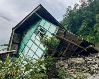 tourists stranded as landslides