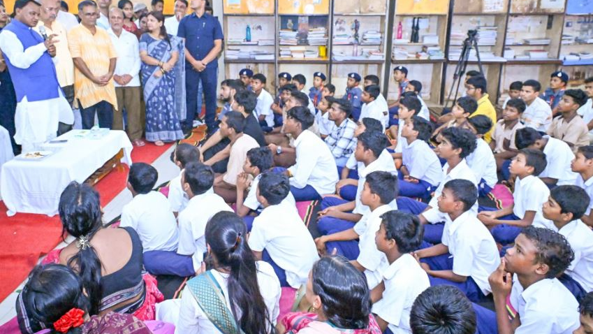 Mohan Majhi listens to 'Mann Ki Baat' 