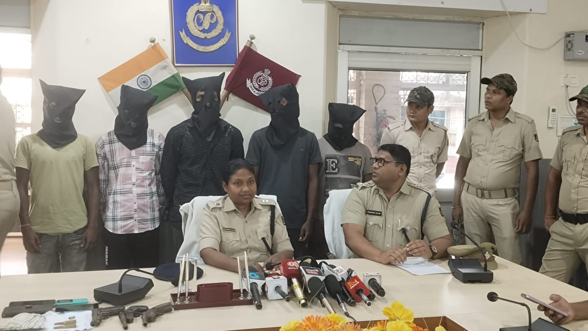 Businessman robbed at gunpoint; Police arrest 10, seize guns and 2 bikes
