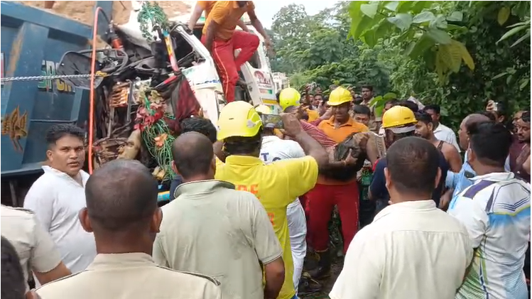 Two trucks collide head-on; one dead, one seriously injured
