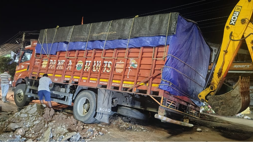 Truck falls into main road in Kesinga town; NH closed for hours