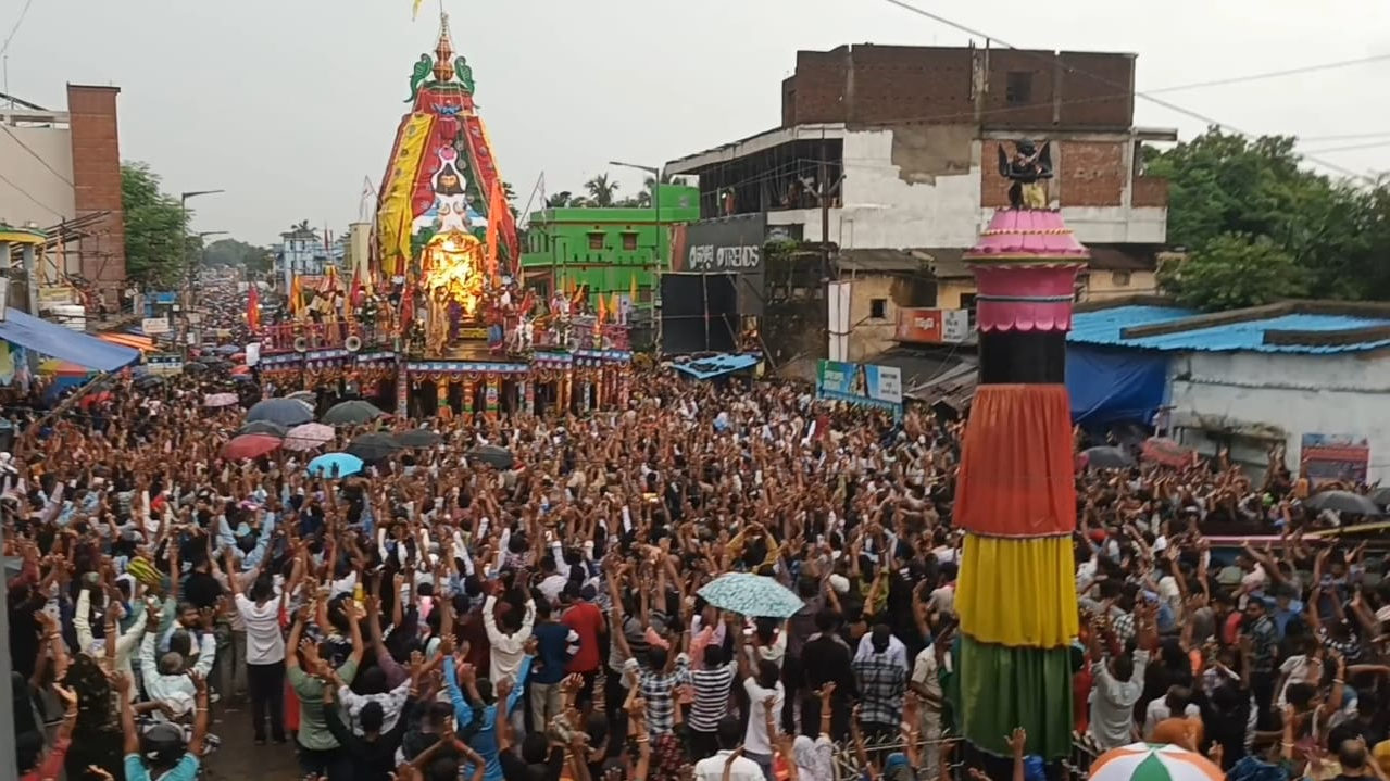 The three deities reached the temple