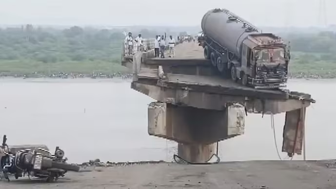 Bridge collapses in Gujarat's Vadodara